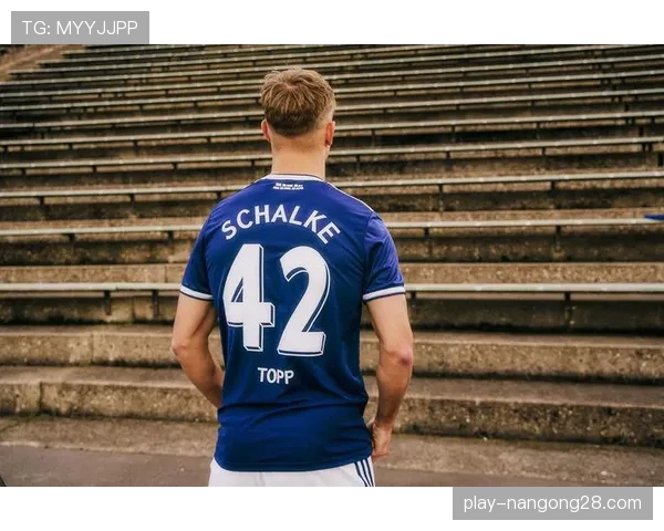 特写:生涯最后一场鲁尔区德比,罗伊斯赛后与沙尔克老将交换球衣 特写:生涯最后一场鲁尔区德比,罗伊斯赛后与沙尔克老将交换球衣