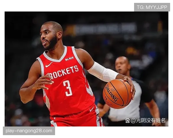 特写：老将克里斯·保罗在训练后详细研究个人传球选择的数据可视化报告