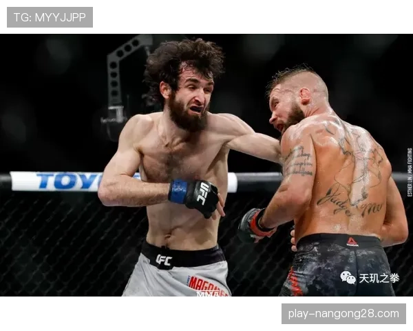 比赛终结后,洛佩兹在台角凝视着被搀扶起身的洛马琴科 比赛终结后,洛佩兹在台角凝视着被搀扶起身的洛马琴科